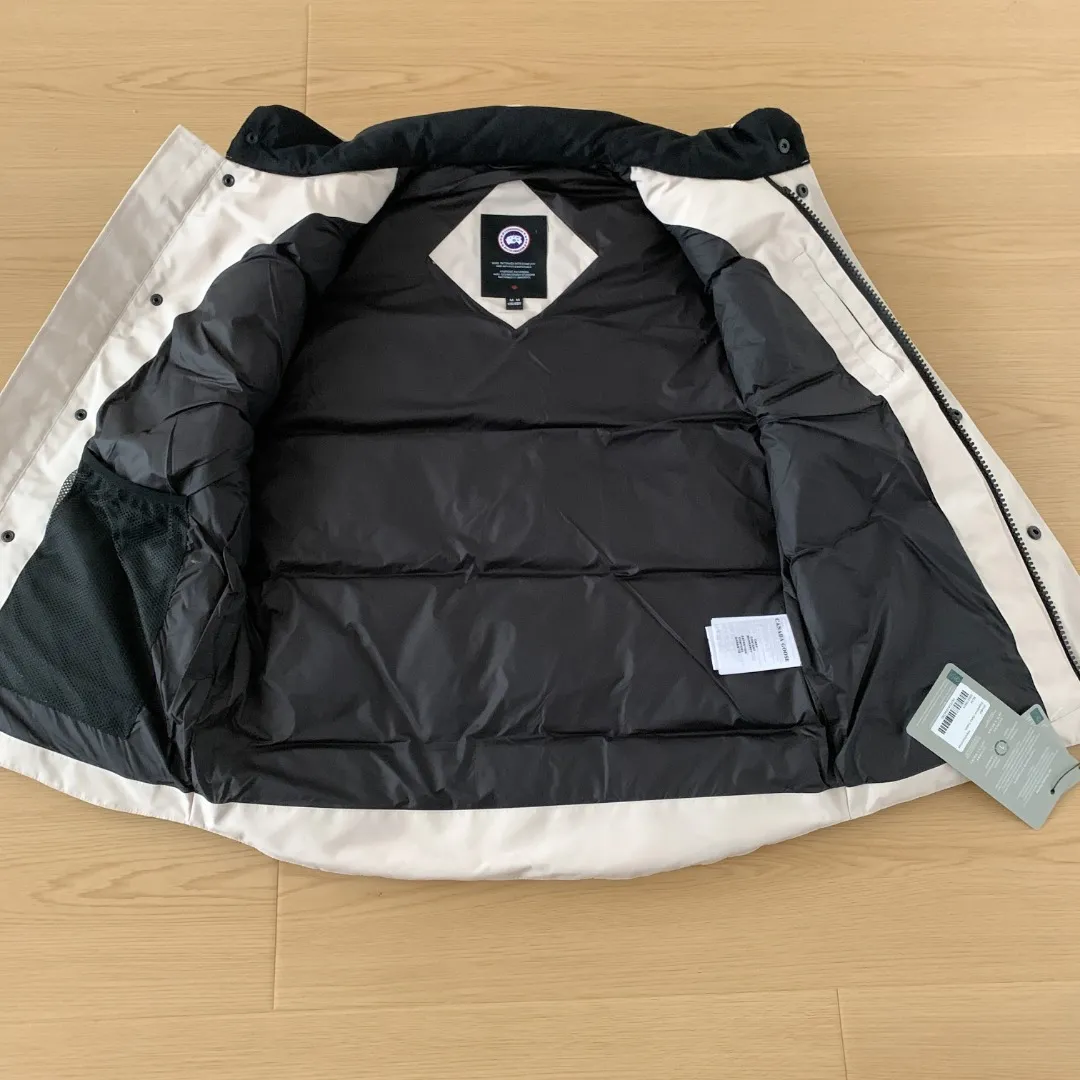 Style number: Y 138 𝑪𝒂𝒏𝒂𝒅𝒂 𝑮𝒐𝒐𝒔𝒆Canada Goose counter level! Canadagoose/Canada Goose New Arrival "2078APPSeries" down vest for men and women Material list: 1⃣ Original custom-made double plain 9500-100% nylon nylon fabric 2⃣ Original YKK zipper, non-sub-factory product 3⃣ National standard 80% white duck down from Guangzhou Inspection, (zp uses 80% white duck down/any boasts of 90% are fake) Material analysis characteristics: 1⃣ Original factory/9500-100% nylon 100% nylon Lurex yarn is actually 100% nylon, which is rarely pure now. Most of them are mixed with cotton thread or polyester. Our top original version is developed in accordance with ZP and uses the same material. 2⃣ As we all know, the original version uses 80% white duck down. The fill power refers to the cubic inches of volume occupied by each ounce (30 grams) of down under certain conditions. If the space occupied by one ounce of down is cubic inches, the fill power of the down is called . So we can simply understand it as: fill power is the volume of down, and the volume of down is fill power. The higher the fill power of down, it means that under the same filling amount, down can fix a larger volume of air layer to keep warm and insulate, so the warmth retention of down is better. Size:XS-2XL Color: Navy Blue Beige Gray Black Label Gray Red Label Black Red Label Black Black Label Red Blue Pink
